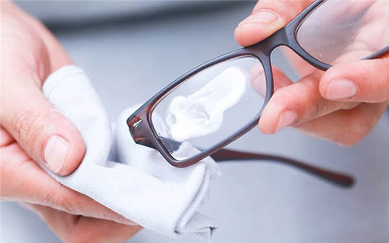 Hướng dẫn lau mắt kính đúng cách
